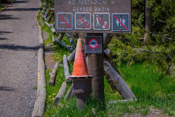 Yellowstone, Montana, Amerikai Egyesült Államok, 2018 június 02: Szabadtéri kilátással informatív jele nem teszi lehetővé, nemdohányzó, háziállat, herék, kerékpárok és mellékhelyiségek Norris gejzír-medencében, Yellowstone Nemzeti Park — Stock Fotó