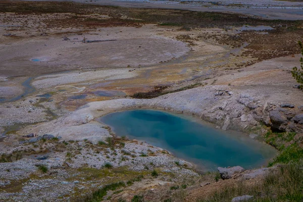 Des piscines d'eau colorée parsèment le paysage du bassin Norris Geyser dans le parc national Yellowstone . — Photo