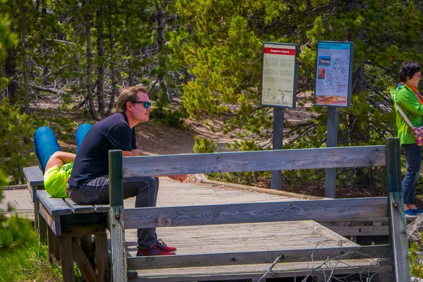 YELLOWSTONE, MONTANA, EUA JUNHO 02, 2018: Pessoas não identificadas desfrutam da vista de piscinas coloridas de água na bacia do Norris Geyser no Parque Nacional de Yellowstone — Fotografia de Stock
