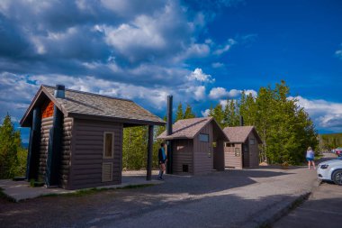 Güzel ve ekolojik ahşap banyo sıcak su kaynakları Norris şofben Havzası, Yellowstone Milli Parkı kullanarak kişi açık görünüm
