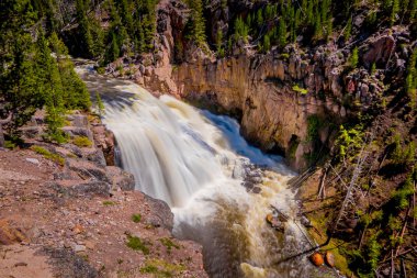 Yellowstone Milli Parkı, Wyoming Yellowstone Nehri üzerinde açık görünümü alt düşüyor