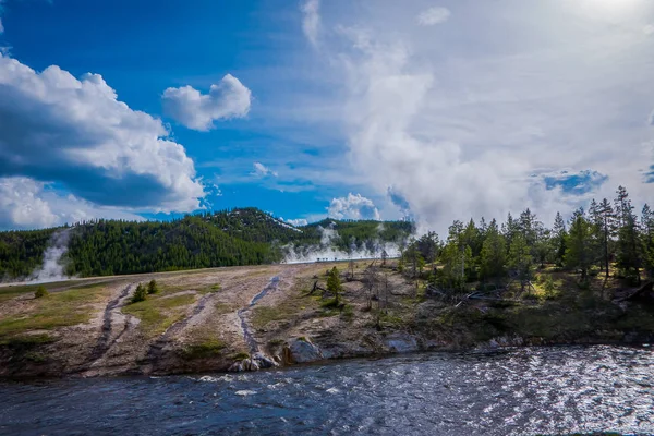 Magnífica vista al aire libre del río Firehole en el parque nacional de Yellowstone — Foto de Stock