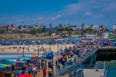 Los Angeles, Kaliforniya, ABD, Haziran, 15, 2018: Kalabalık tanımlanamayan turist ahşap iskele tarafından Santa Monica, California eğlence parkında yürüyüş