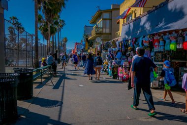 Los Angeles, Kaliforniya, ABD, Haziran, 15, 2018: Açık kimliği belirsiz kişi görünümünü yürümek Venice Beach Boardwalk güneşli yaz gününde