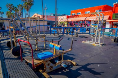 Los Angeles, Kaliforniya, ABD, Haziran, 15, 2018: Kas Beach jimnastik Venice Sahili, Kas Beach geri için 1930'lardan kalma bir işareti, açık spor salonu nerede ünlüler ve ünlü vücut geliştiriciler eğitimli olduğunu