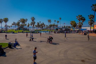 Los Angeles, Kaliforniya, ABD, Haziran, 15, 2018: Venice Beach Venice Beach mahkemelerde basketbol oynayan basketbol üyelerinin açık görünüm