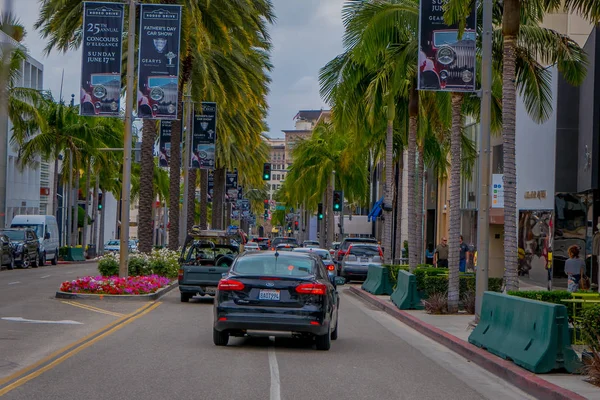 Los Angeles, California, USA, JUNIO, 15, 2018: Gente no identificada caminando en la acera de Beverly Hills, Los Angeles, California, famosa por los hogares de celebridades —  Fotos de Stock