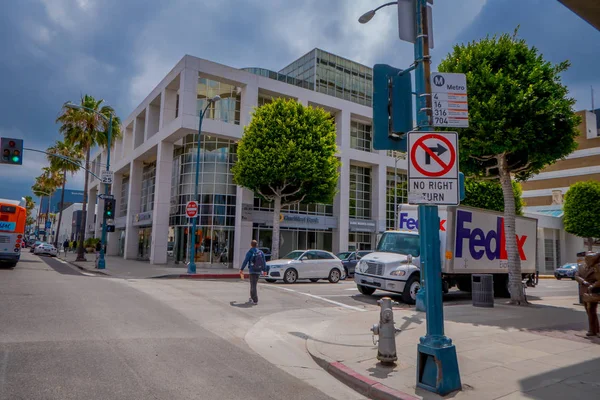 Los Ángeles, California, EE. UU., 15 de junio de 2018: Vista al aire libre de personas no identificadas caminando por las calles en Beverly Hills, Los Ángeles, California —  Fotos de Stock