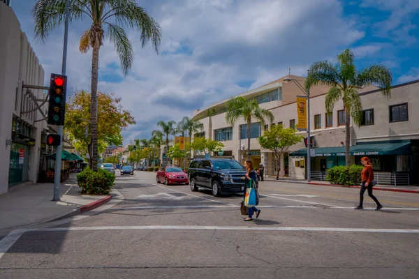 Los Ángeles, California, EE. UU., 15 de junio de 2018: Vista al aire libre de personas no identificadas caminando por las calles en Beverly Hills, Los Ángeles, California — Foto de Stock