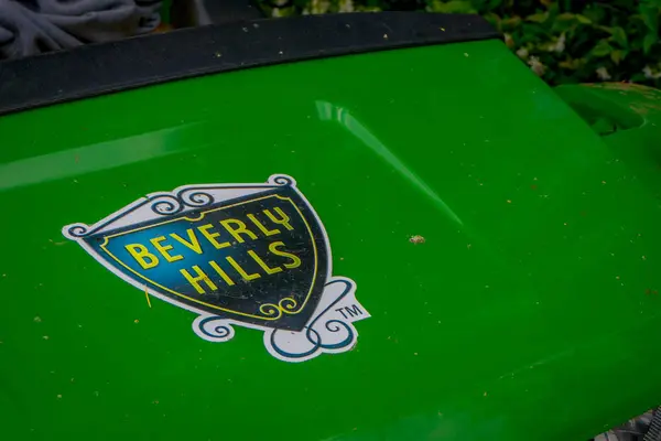 Los Angeles, California, USA, 15 giugno 2018: Veduta esterna dell'iconica città simbolo di Beverly Hills in una struttura metallica verde a Los Angeles, California — Foto Stock