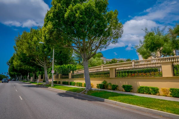 Los Angeles, Californie, États-Unis, 15 JUIN 2018 : Vue extérieure de la rue des palmiers à Beverly Hills, Los Angeles, Californie, États-Unis, est célèbre pour ses boutiques haut de gamme et ses maisons de célébrités — Photo