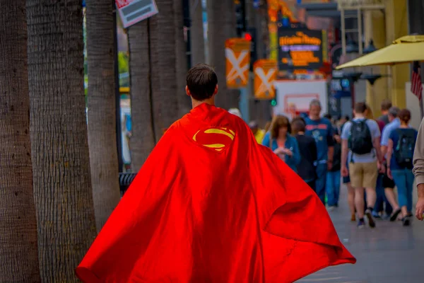 Los Angeles, California, USA, 15 giugno 2018: Vista esterna di un uomo non identificato che indossa un costume da superman e cammina per le strade di Los Angeles a Hollywood — Foto Stock