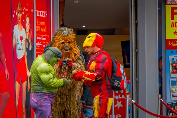 Los Angeles, California, USA, JUNE, 15, 2018: Vista ao ar livre de pessoas não identificadas vestindo trajes diferentes, chewbacca, casco e homem de ferro nas ruas de Los Angeles, em Hollywood — Fotografia de Stock