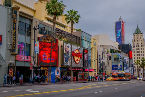 Los Angeles, California, USA, JUNIO, 15, 2018: Vista al aire libre de tiendas y mercados en la calle en Hollywood Boulevard. El distrito de teatro es famosa atracción turística —  Fotos de Stock