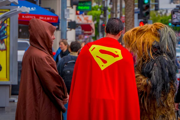 Los Angeles, California, USA, 15 GIUGNO 2018: Vista esterna di persone non identificate che indossano costumi diversi, un superuomo, chewbacca e jedi nelle strade di Los Angeles a Hollywood — Foto Stock