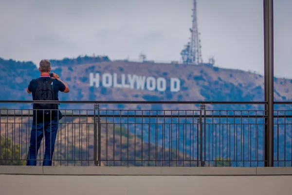 Лос-Анджелес, Калифорния, США, ИЮНЬ, 15 июня 2018 года: Неизвестный мужчина фотографирует всемирно известную достопримечательность Голливуд Знак в Лос-Анджелесе, Калифорния — стоковое фото