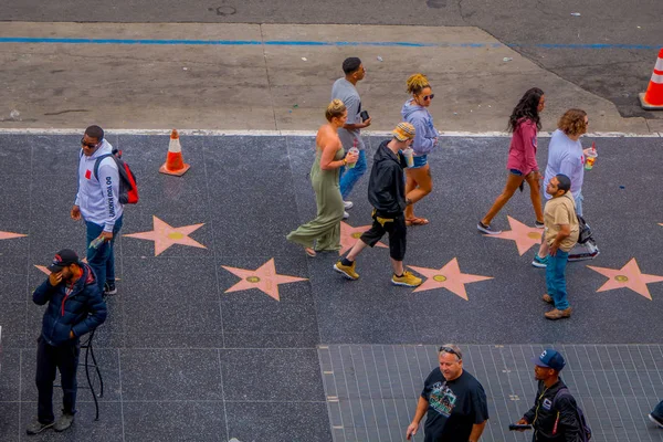 Los Ángeles, California, Estados Unidos, 15 de junio de 2018: Vista superior de turistas no identificados en el paseo de la fama en Los Ángeles. Paseo de la Fama de Hollywood cuenta con más de 2.500 estrellas con nombres de celebridades inscritos —  Fotos de Stock