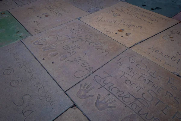 Los Ángeles, California, Estados Unidos, 15 de junio de 2018: Vista al aire libre de las huellas de pies y manos de celebridades en el TCL Chinese Theatre de Hollywood — Foto de Stock