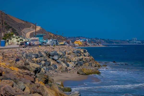 Los Angeles, Califórnia, EUA, 15 de junho de 2018: Vista ao ar livre de edifícios e carros estacionados na costa do mar em uma praia rochosa em Malibu, Califórnia — Fotografia de Stock