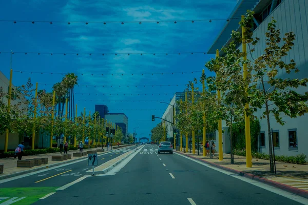 Los Angeles, Kalifornie, Usa, 15 června 2018: Venkovní pohled lidí, kteří jdou v chodnících a nádherný pohled do ulic v Santa Monice. . Město je pojmenováno po křesťanské světce Monica — Stock fotografie