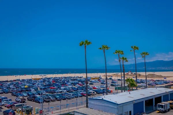Los Angeles, California, USA, 15 GIUGNO 2018: Vista esterna dello skyline di Santa Monica e del parcheggio sulla spiaggia da un alto punto di vista. Questa è una delle principali attrazioni nella zona di Los Angeles — Foto Stock
