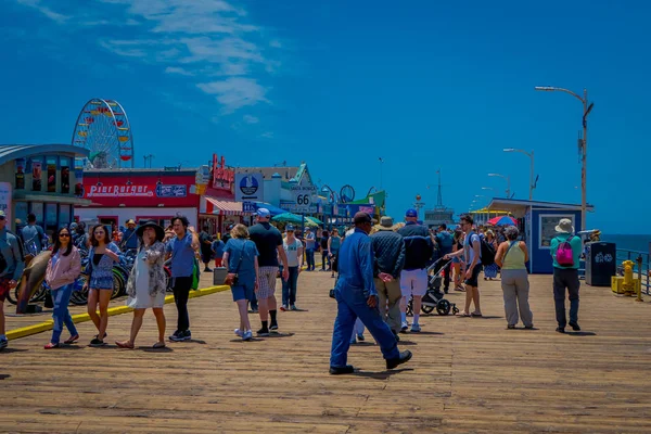 Los Angeles, Kaliforniya, ABD, Haziran, 15, 2018: Route 66 sonunda Santa Monica Pier iskelede yürüyüş insanlar açık bakış. Bir dünya ünlü turistik eğlence parkı olduğunu — Stok fotoğraf