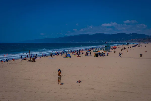 Los Ángeles, California, Estados Unidos, 15 de junio de 2018: Vista al aire libre de personas no identificadas que visitan la playa y disfrutan y caminan en la arena en Santa Mónica, California — Foto de Stock