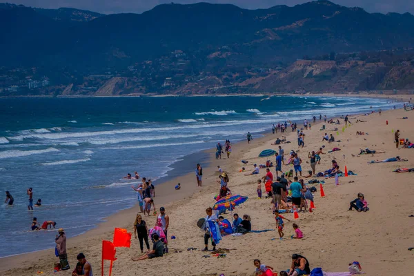 Los Ángeles, California, Estados Unidos, 15 de junio de 2018: Vista al aire libre de personas no identificadas que visitan la playa y disfrutan y caminan en la arena en Santa Mónica, California —  Fotos de Stock