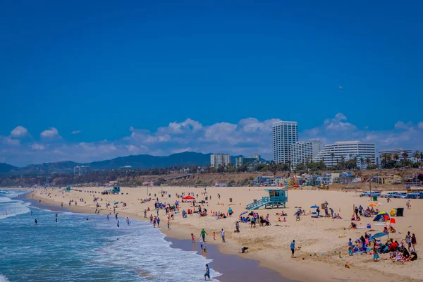 Los Angeles, Californie, États-Unis, 15 JUIN 2018 : Vue aérienne de personnes non identifiées visitant la plage et profitant et marchant dans le sable à Santa Monica, Californie — Photo