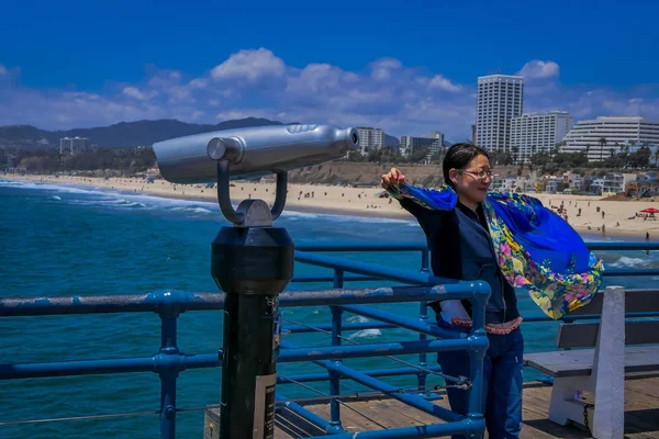 Los Angeles, Kalifornie, Usa, 15 června 2018: Veselá žena poblíž mince, optický dalekohled, těší okružní vzrušení v Santa Monica pier v zábavním parku — Stock fotografie