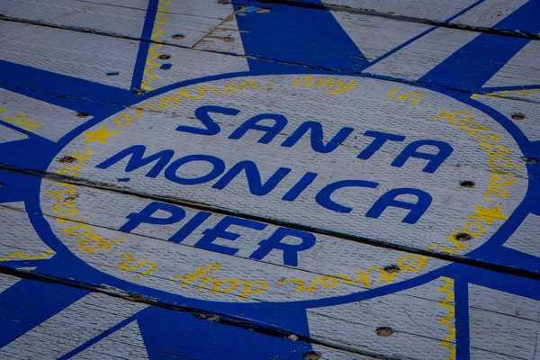 Los Ángeles, California, Estados Unidos, 15 de junio de 2018: Vista al aire libre del muelle de madera pintado con una descripción del área en el muelle de tierra de madera en Santa Monica Beach en California, Estados Unidos — Foto de Stock