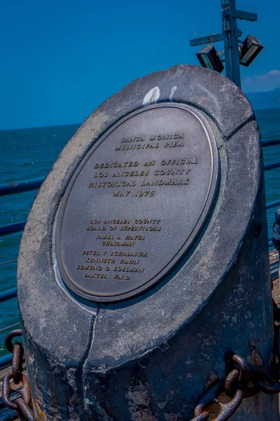 Los Angeles, Kaliforniya, ABD, Haziran, 15, 2018: stoned anıtın Mayıs 1975 pier Santa Monica Beach California ABD tarihi dönüm noktası kısa bir leyend ile yakın çekim — Stok fotoğraf