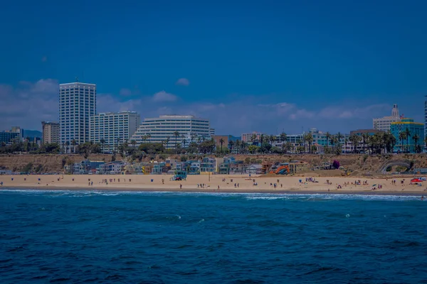 Los Ángeles, California, EE.UU., 15 de junio de 2018: Vista al aire libre de la playa estatal de Santa Mónica, en los edificios residenciales traseros, el muelle de Santa Mónica y las montañas —  Fotos de Stock