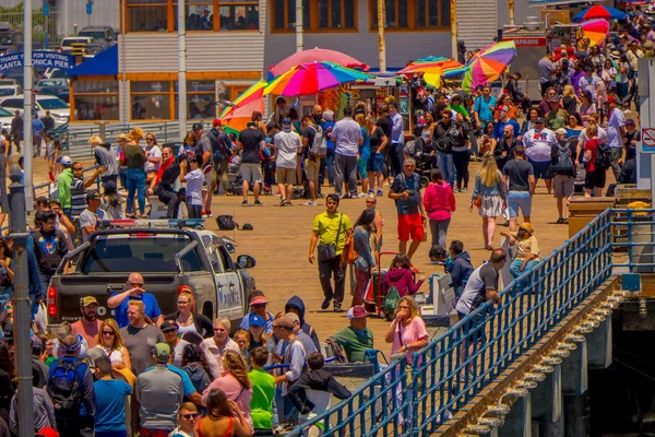 Los Angeles, Californie, États-Unis, 15 JUIN 2018 : Une foule de touristes non identifiés se promène dans la jetée en bois près de Santa Monica, parc d'attractions en Californie — Photo