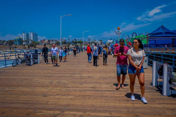 Mladá Dívka Chůze Santa Monica Pier Zábavní Park Kalifornii Usa — Stock fotografie