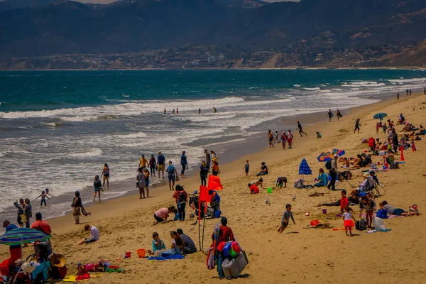 Los Angeles, California, USA, JUNE, 15, 2018: Vista ao ar livre de pessoas não identificadas visitam a praia e desfrutam e caminham na areia em Santa Monica, California — Fotografia de Stock