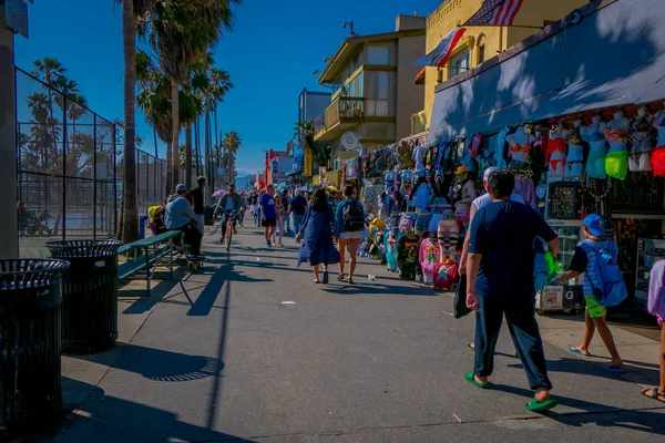 Los Ángeles, California, EE. UU., 15 de junio de 2018: Vista al aire libre de personas no identificadas caminando por el paseo marítimo de Venice Beach en un soleado día de verano — Foto de Stock