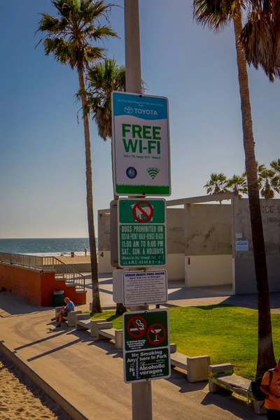 Los Angeles, Kalifornie, Usa, 15 června 2018: Venkovní pohled na různé informativní značek umístěných v příspěvku v ulicích Venice Beach, na slavné město v Los Angeles — Stock fotografie