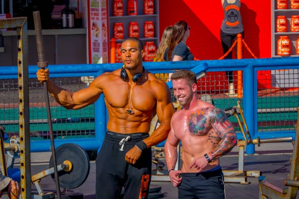 Los Angeles, California, USA, JUNE, 15, 2018: Outdoor view of unidentified body builder at Venice Beach Beach, is one of Californias most popular visitor attractions — Stock Photo, Image