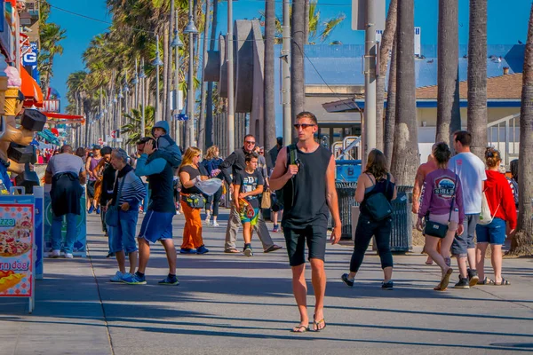 Los Ángeles, California, EE. UU., 15 de junio de 2018: Vista al aire libre de personas no identificadas caminando por el paseo marítimo de Venice Beach en un soleado día de verano — Foto de Stock