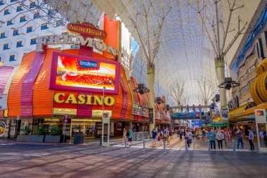 Las Vegas, Nv, Amerika, 15 Haziran 2018: Sam boyds casino Las Vegas Nevada freemont deneyim Bulvarı altında önünde yürüyen turist açık bakış. ABD