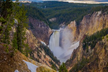 Üst Yellowstone Yellowstone Milli Parkı, Wyoming, Amerika Birleşik Devletleri'nde düşüyor