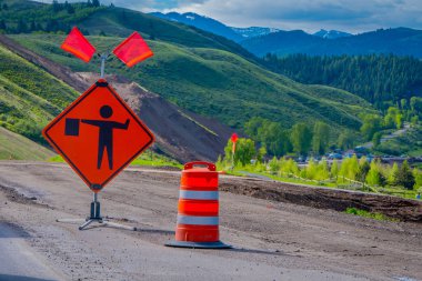 Yellowstone Milli Parkı, Wyoming, Amerika Birleşik Devletleri - 07 Haziran 2018: Bilgilendirici işareti kırmızı bayraklar ve inşaat bölge Yellowstone Milli Parkı'nda park ekipmanları ile kırmızı koni ile