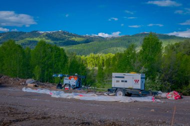 Yellowstone Milli Parkı, Wyoming, Amerika Birleşik Devletleri - 07 Haziran 2018: İnşaat malzemeleri, inşaat bölge Yellowstone Milli Parkı'nda ile yolun bir tarafında yer alan makine kampın açık görünüm