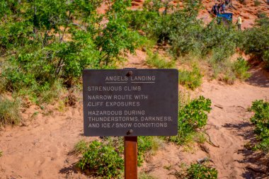 Zion, Utah, Amerika Birleşik Devletleri - 12 Haziran 2018: Melekler işareti Scout uyanık iniş. Yorucu iz macera Zion National Park içinde tırmanma popüler bir yürüyüş olduğunu