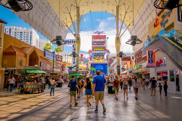 Las Vegas, NV, Estados Unidos, 15 de junio de 2018: Personas no identificadas caminando por la famosa Fremont Street, Nevada, con un espectáculo de luces. La calle es la segunda calle más famosa de Las Vegas — Foto de Stock