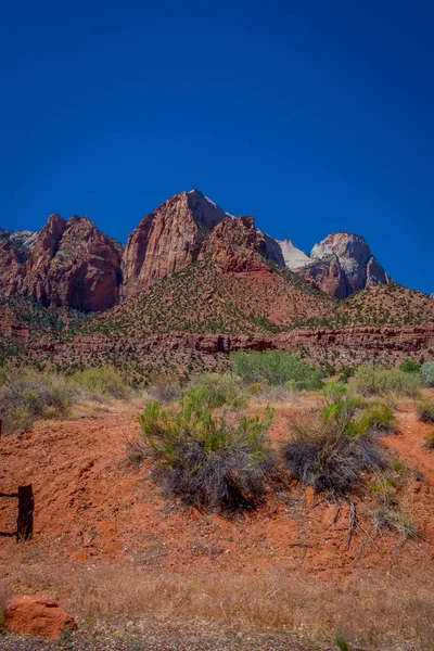 Verbazingwekkende landschap drie aartsvaders Zion National Park, in mooie blauwe hemelachtergrond — Stockfoto