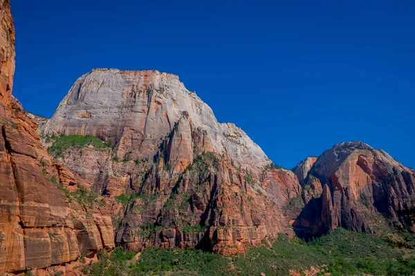 Panoramic view of famous Angels Landing, overlooking scenic Zion Canyon on a beautiful sunny day with blue sky in summer, Zion National Park, Springdale, southwestern Utah — Stock Photo, Image