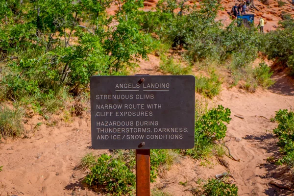 ZION, UTAH, Estados Unidos - 12 de junio de 2018: Angels Landing Sign at Scout Lookout. El sendero extenuante es una aventura popular de escalada en el Parque Nacional Zion —  Fotos de Stock