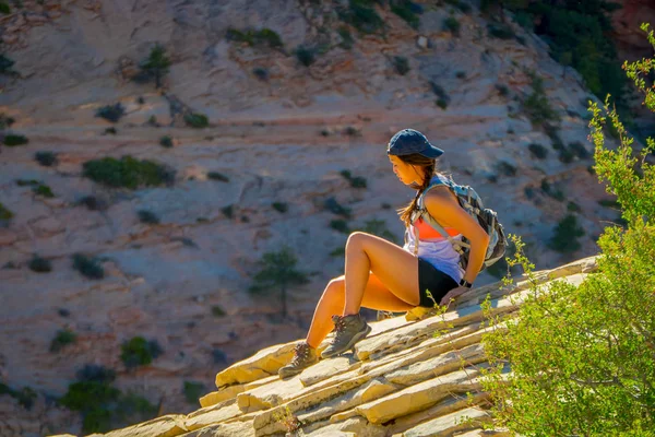 ZION, UTAH, USA - JUNE 12, 2018: Outdoor beautiful view of young woman with beautiful scenery in Zion National Park along the Angels Landing trail, Hiking in Zion Canyon, Utah — Stock Photo, Image